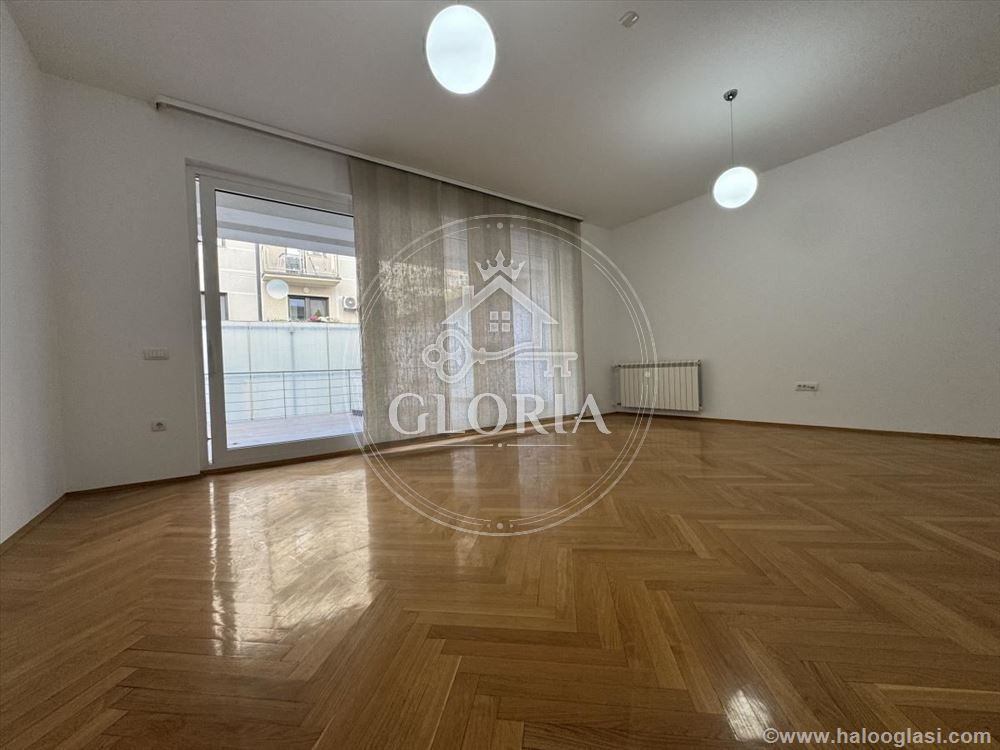 Трёхкомнатная квартира, 111 м², Храм светог Саве -, Врачар