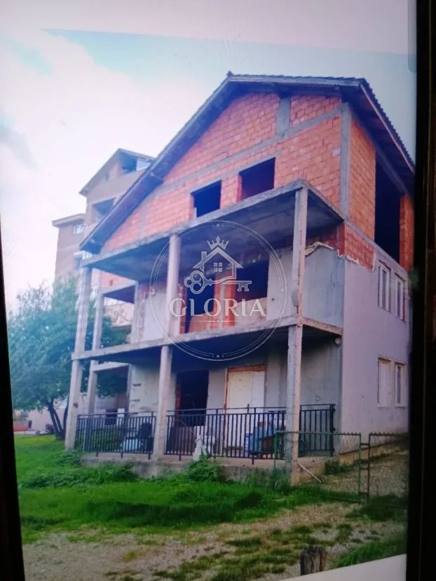 Дом, 423 м², Кнежевац, Раковица