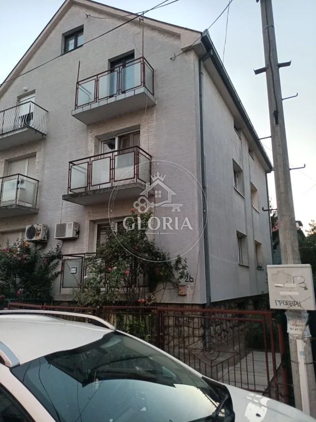 Дом, 250 м², Галеника, Земун